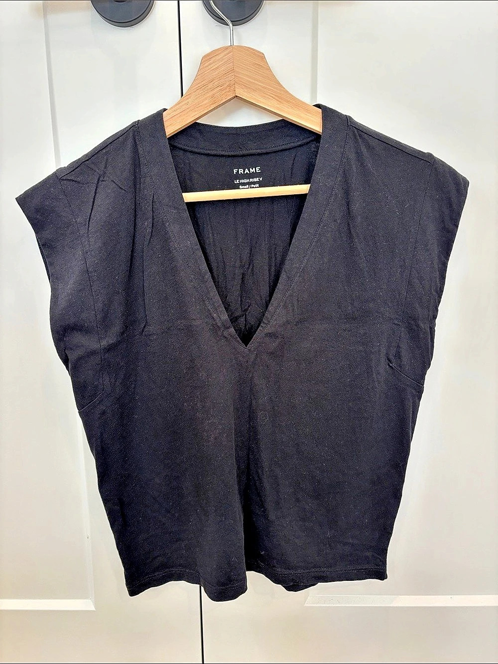 FRAME Le High Rise V-Neck Organic Cotton Top Size Small - NEW without tags 👚